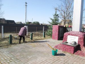 Субботник у обелиска в селе Михайлвское