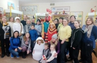 Курочка Ряба принимает гостей.